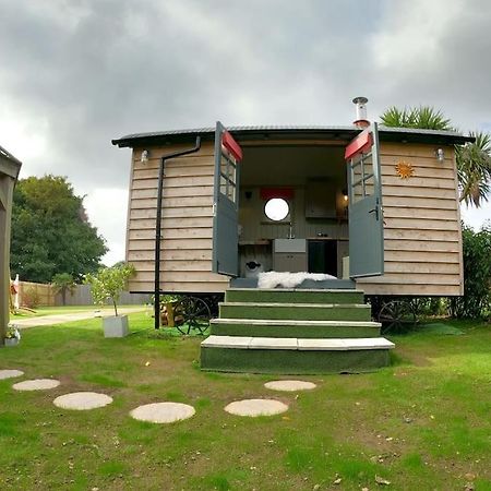Romantic Retreat - Luxury Shepherds Hut + Hot Tub! Camborne Bagian luar foto