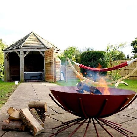 Romantic Retreat - Luxury Shepherds Hut + Hot Tub! Camborne Bagian luar foto
