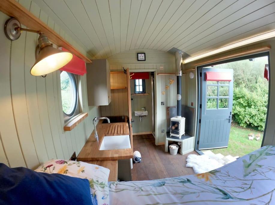 Romantic Retreat - Luxury Shepherds Hut + Hot Tub! Camborne Bagian luar foto