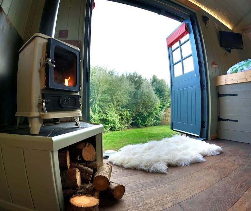 Romantic Retreat - Luxury Shepherds Hut + Hot Tub! Camborne Bagian luar foto