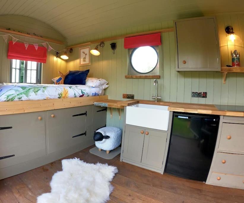Romantic Retreat - Luxury Shepherds Hut + Hot Tub! Camborne Bagian luar foto