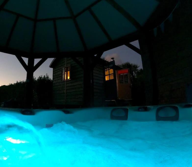 Romantic Retreat - Luxury Shepherds Hut + Hot Tub! Camborne Bagian luar foto