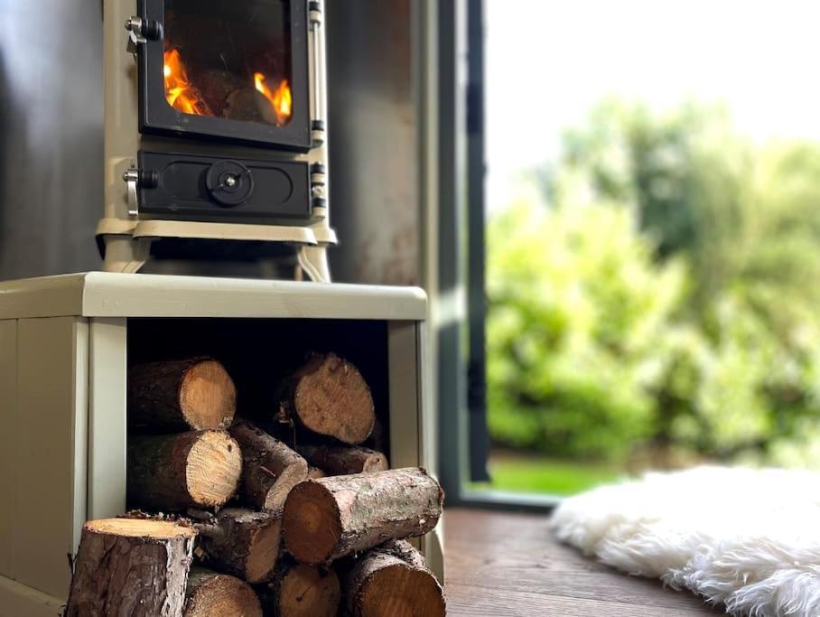 Romantic Retreat - Luxury Shepherds Hut + Hot Tub! Camborne Bagian luar foto