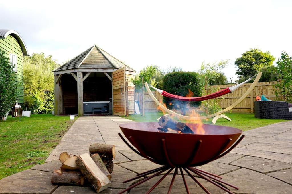 Romantic Retreat - Luxury Shepherds Hut + Hot Tub! Camborne Bagian luar foto