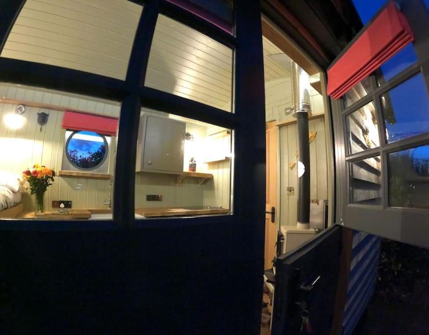 Romantic Retreat - Luxury Shepherds Hut + Hot Tub! Camborne Bagian luar foto
