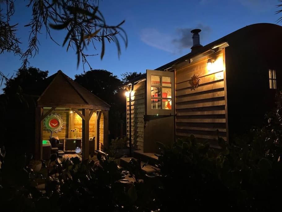 Romantic Retreat - Luxury Shepherds Hut + Hot Tub! Camborne Bagian luar foto