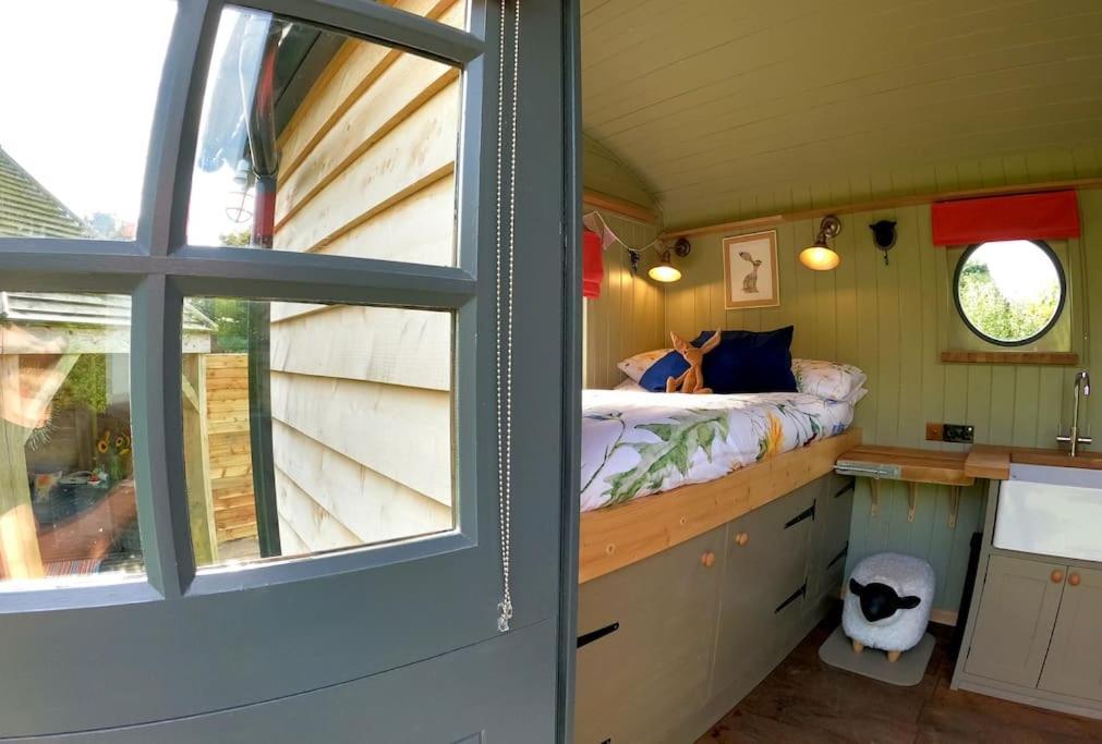 Romantic Retreat - Luxury Shepherds Hut + Hot Tub! Camborne Bagian luar foto