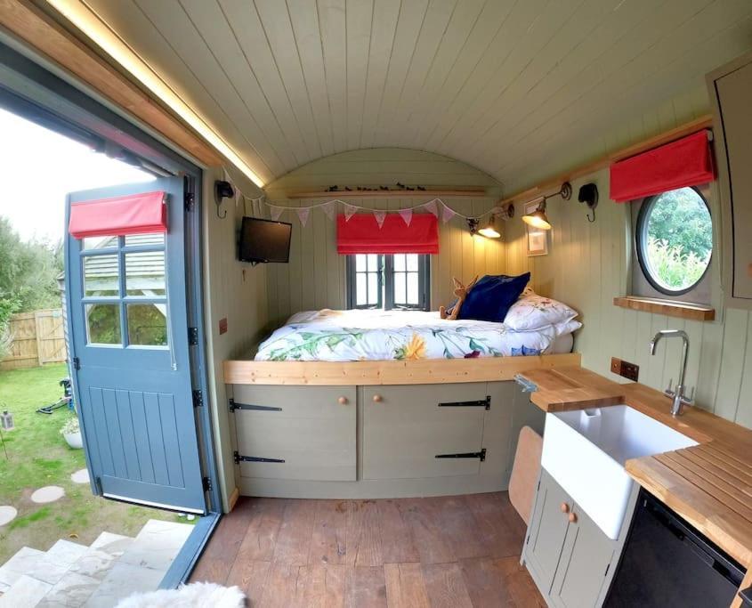 Romantic Retreat - Luxury Shepherds Hut + Hot Tub! Camborne Bagian luar foto