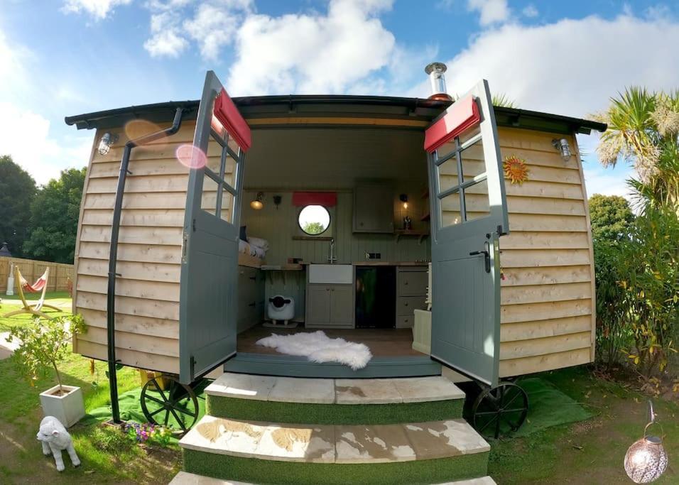 Romantic Retreat - Luxury Shepherds Hut + Hot Tub! Camborne Bagian luar foto